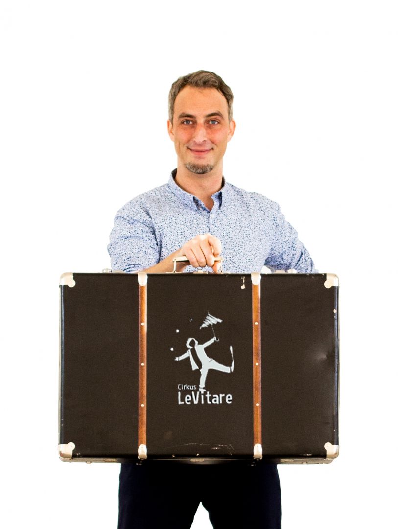 Jan Hlavsa s kufrem Cirkus LeVitare
